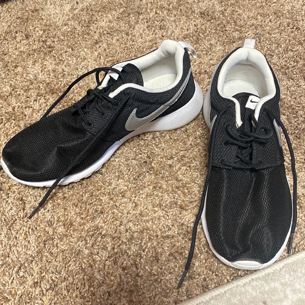 Nike black roshes size 7/6Y woman’s